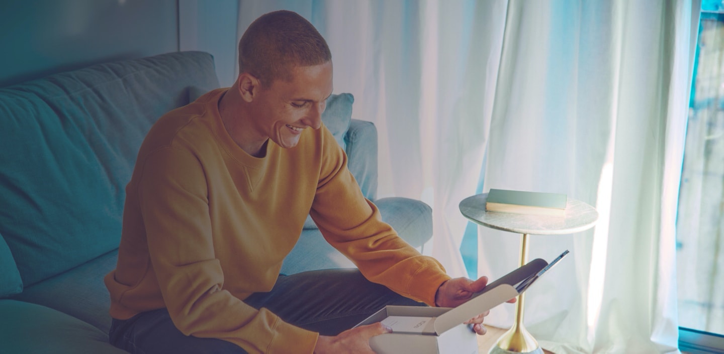 شاب يفتح علبة هدية IQOS